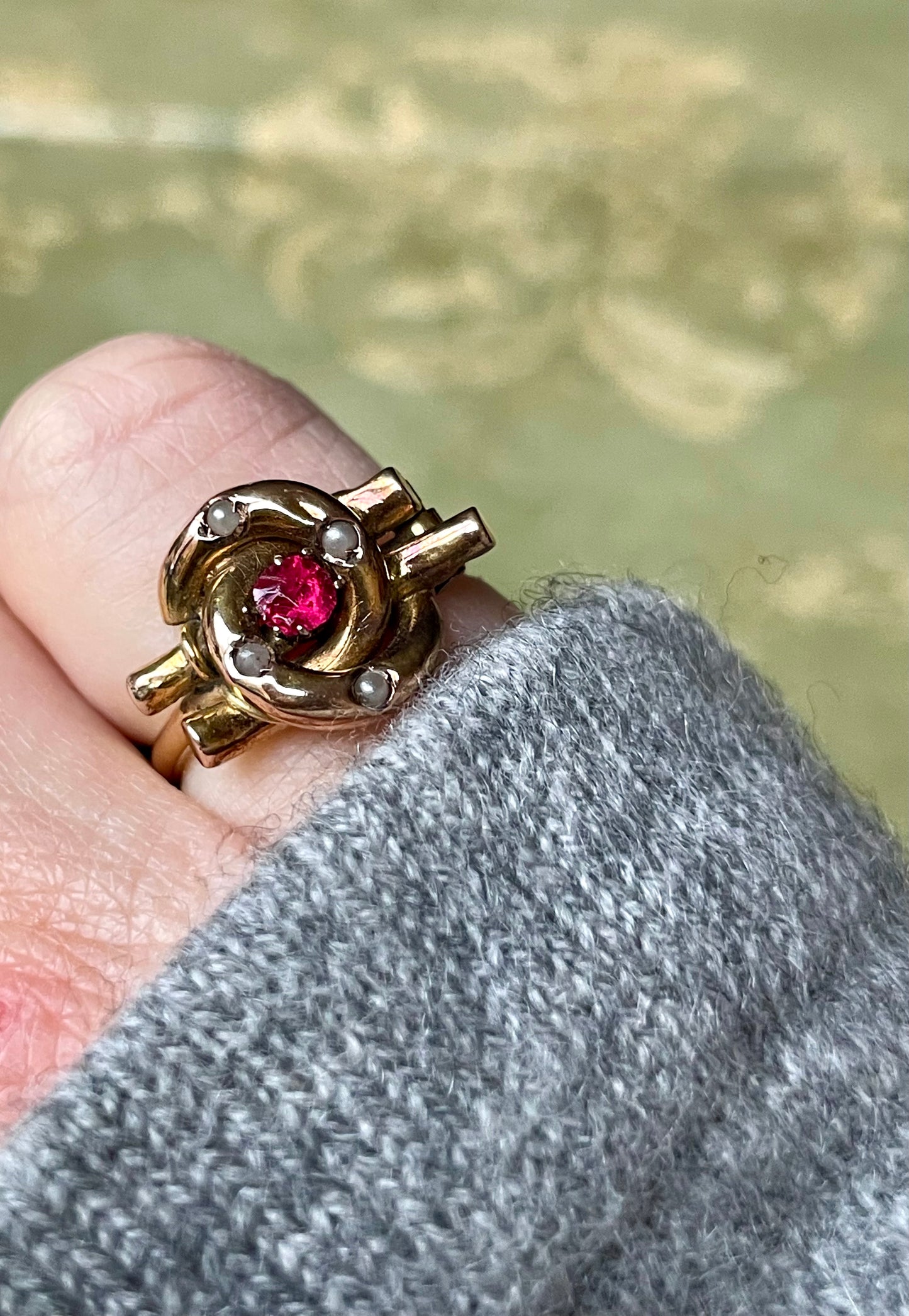 Stupendo Anello vittoriano con rubino