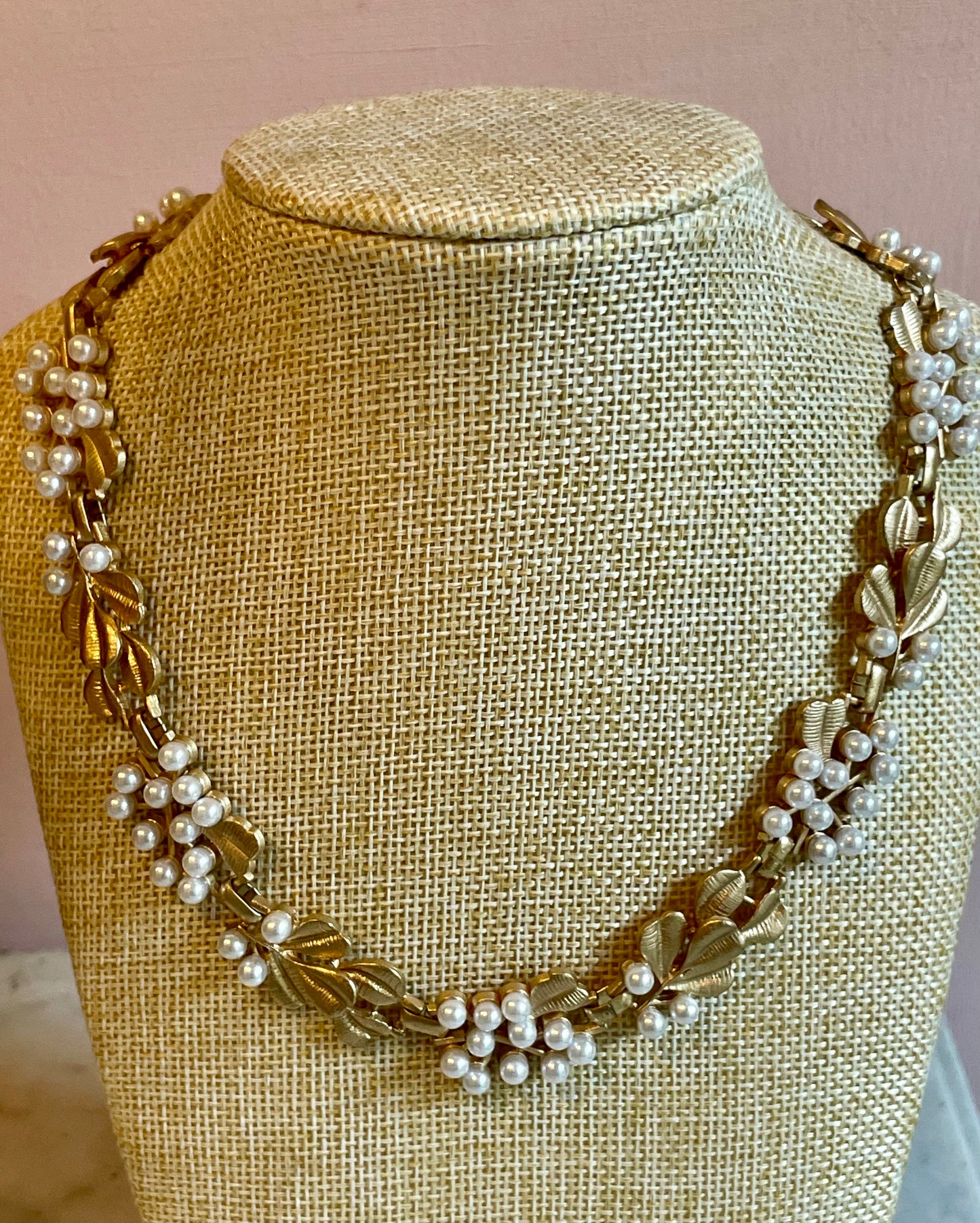 Incantevole girocollo dorato con perle, anni ‘50