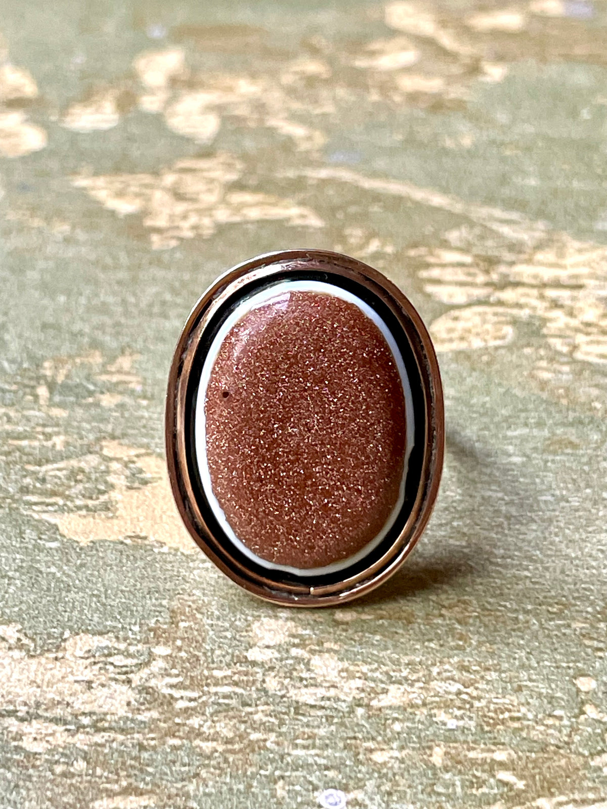 Affascinante anello con grande cabochon in avventurina e oro giallo, epoca vittoriana