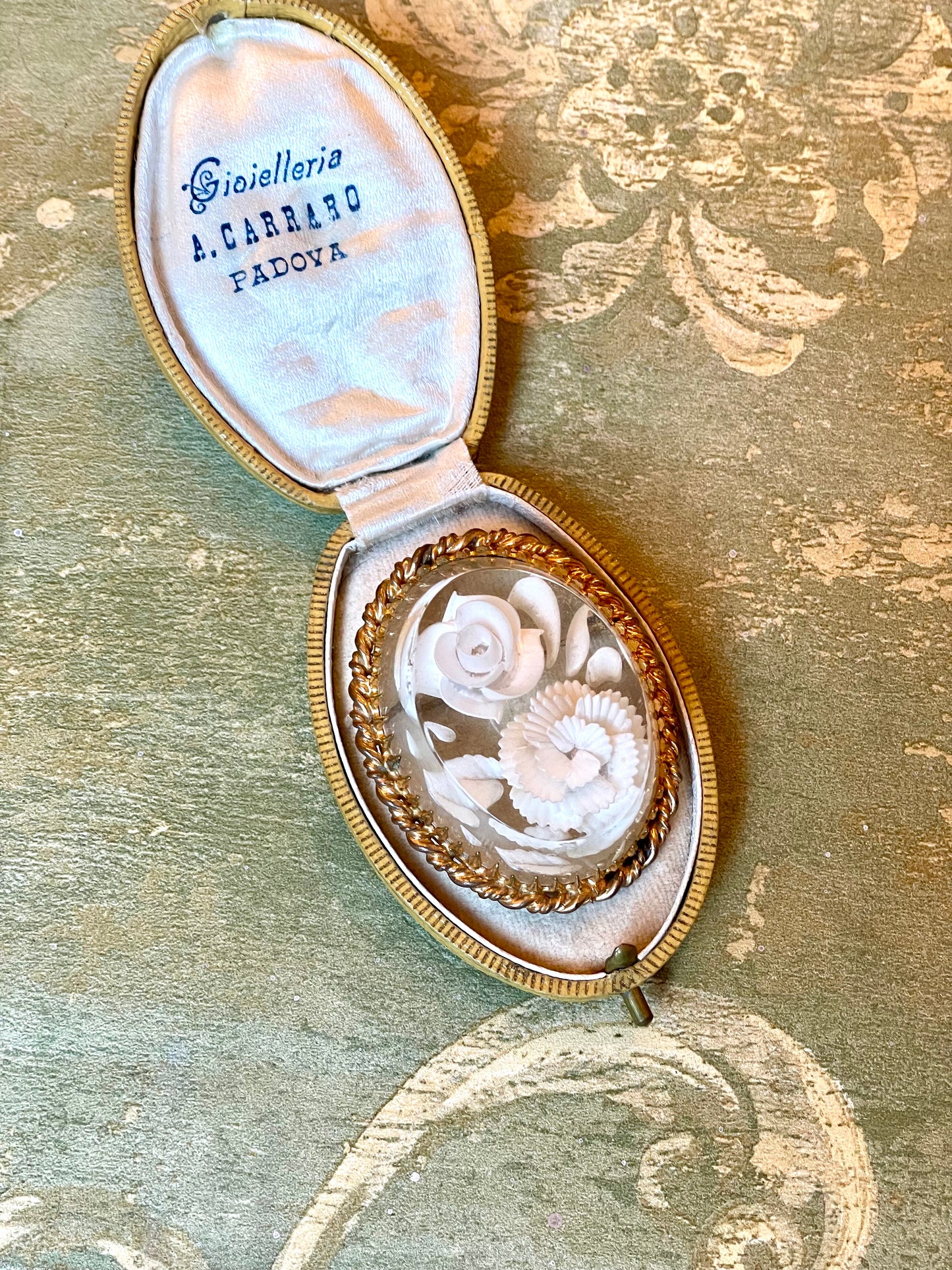 Stupenda spilla in lucite intarsiata con motivi floreali, anni ‘30/40