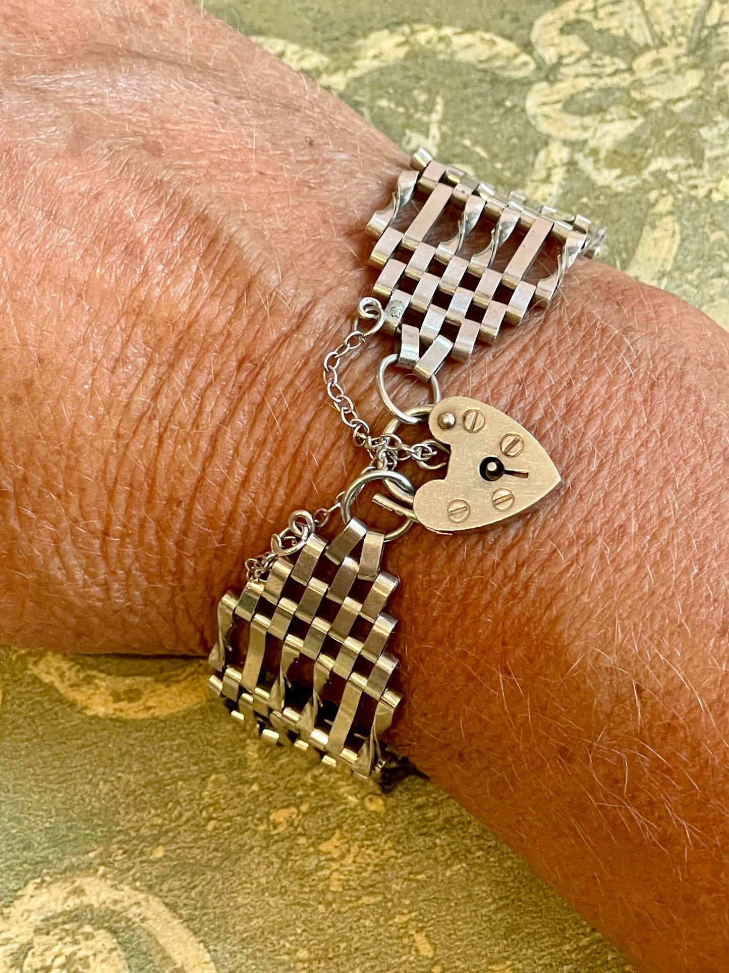 Gate bracelet with heart-shaped locket in silver