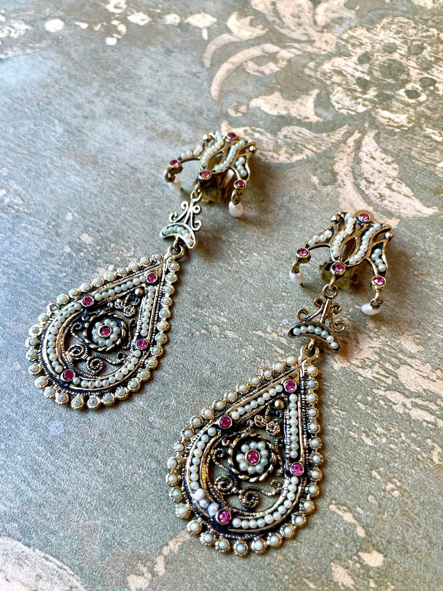Eccezionali orecchini in stile vittoriano in argento vermeil con microperle