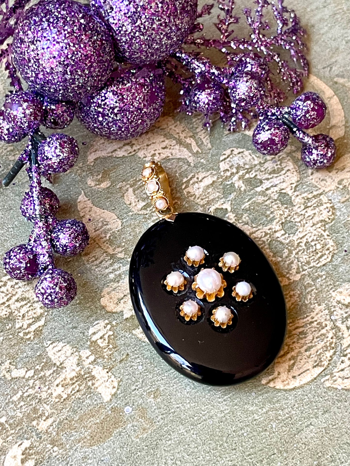 Romantico locket vittoriano in onice e perle