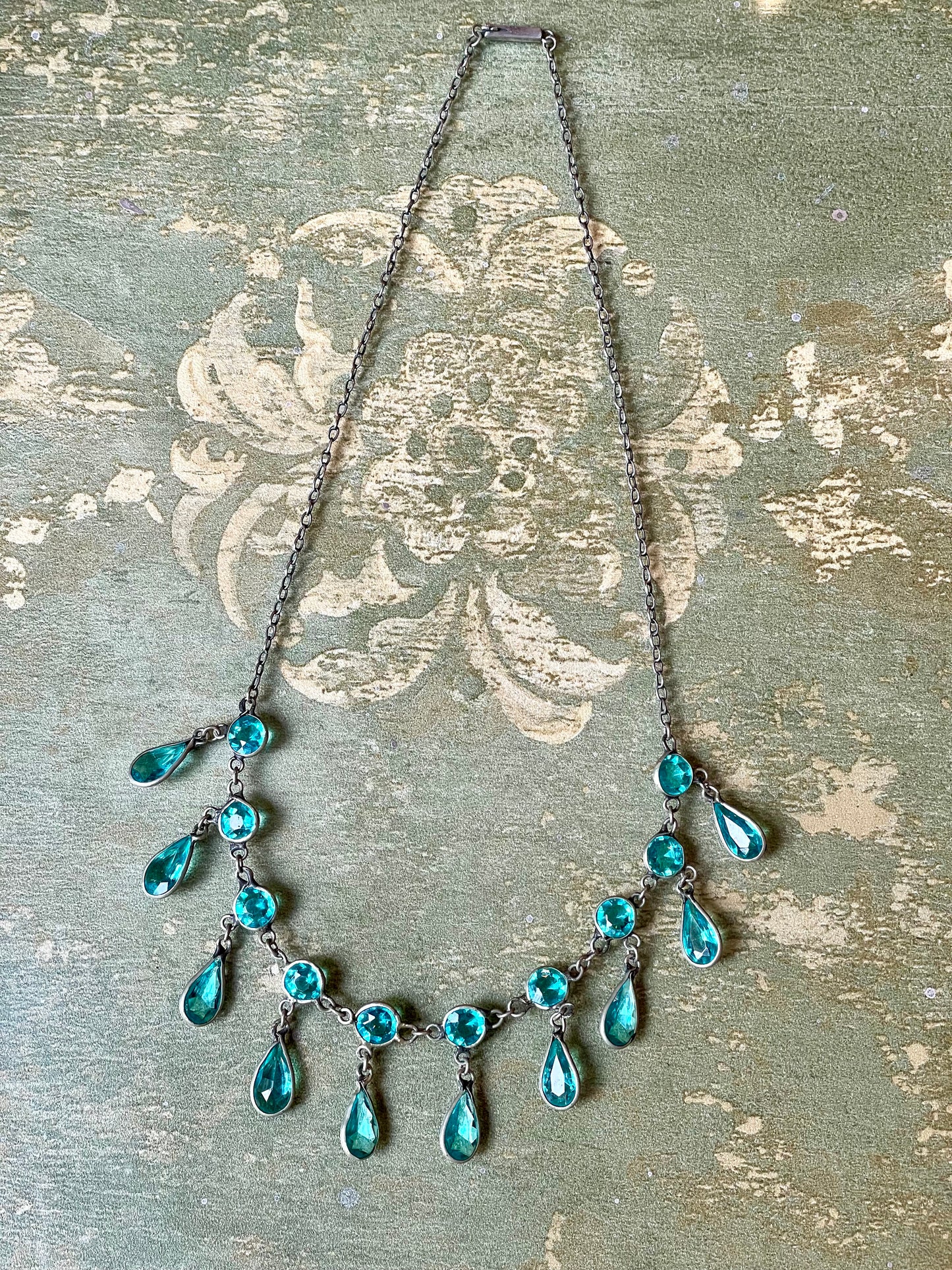 Incantevole girocollo Tudor drop in argento e paste turchesi, 1910/20