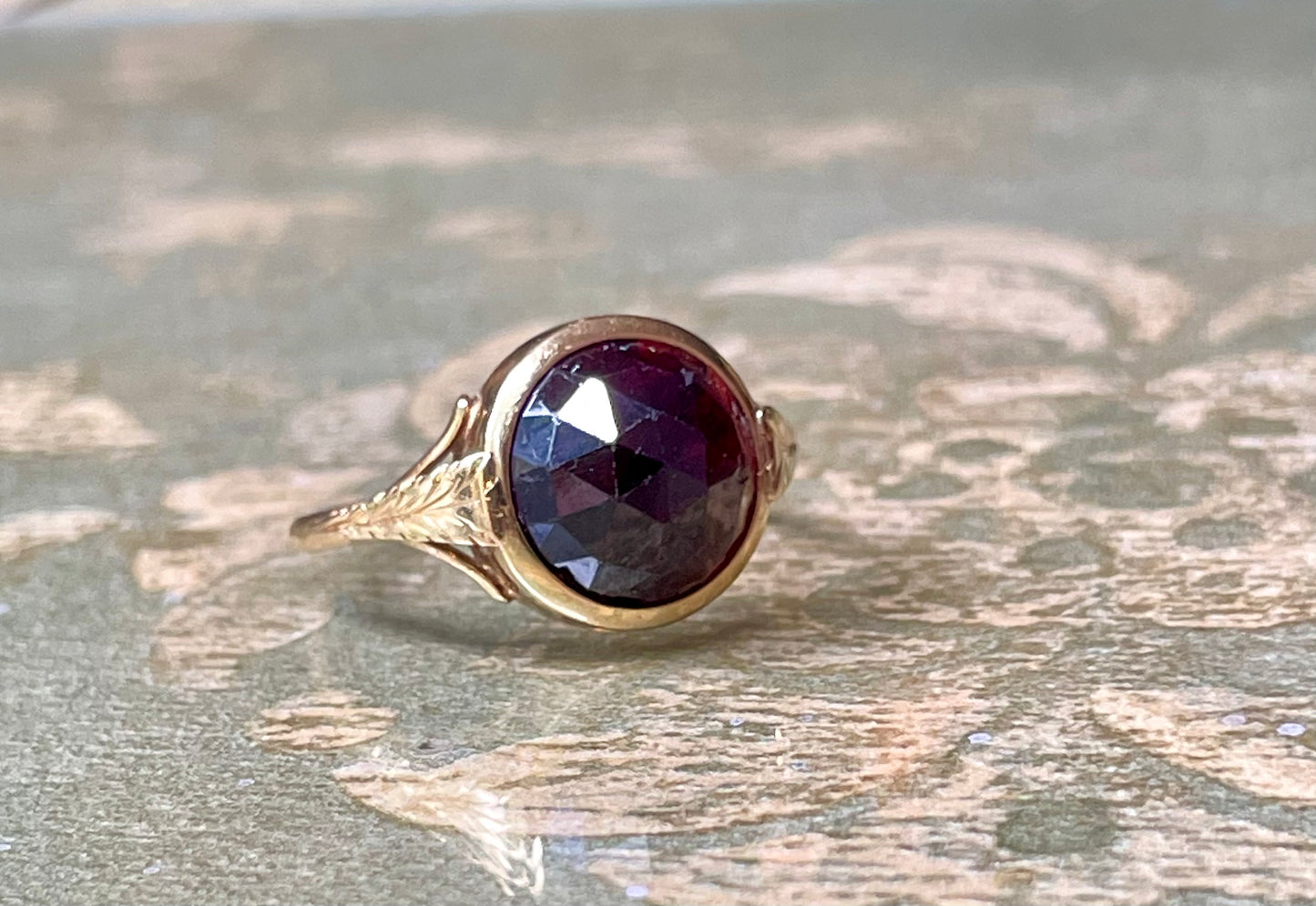 Squisito anello in oro giallo e granato boho, epoca vittoriana