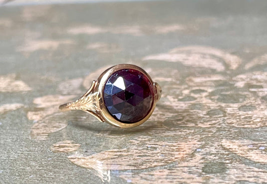Squisito anello in oro giallo e granato boho, epoca vittoriana