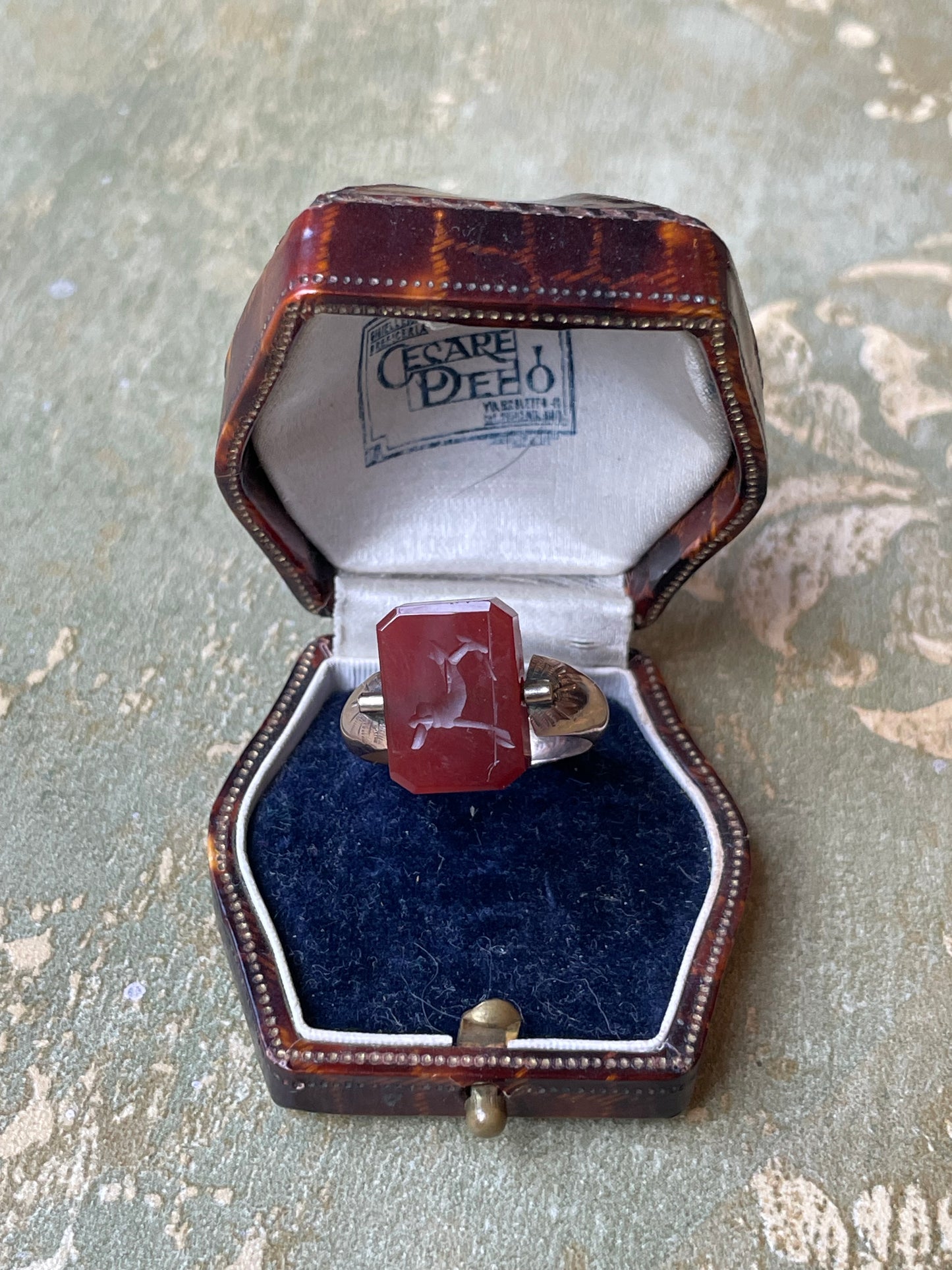 Anello con intaglio girevole, epoca vittoriana