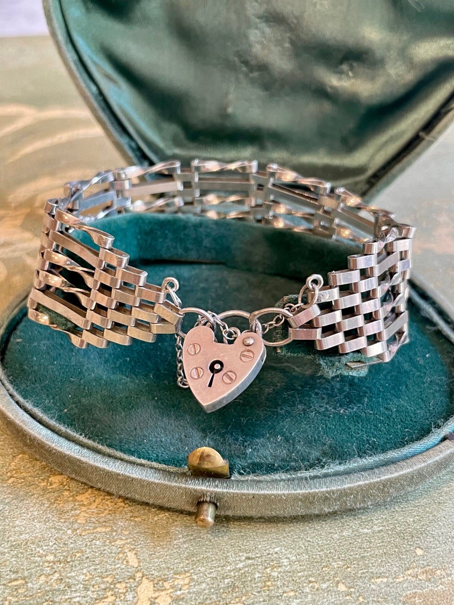 Gate bracelet with heart-shaped locket in silver