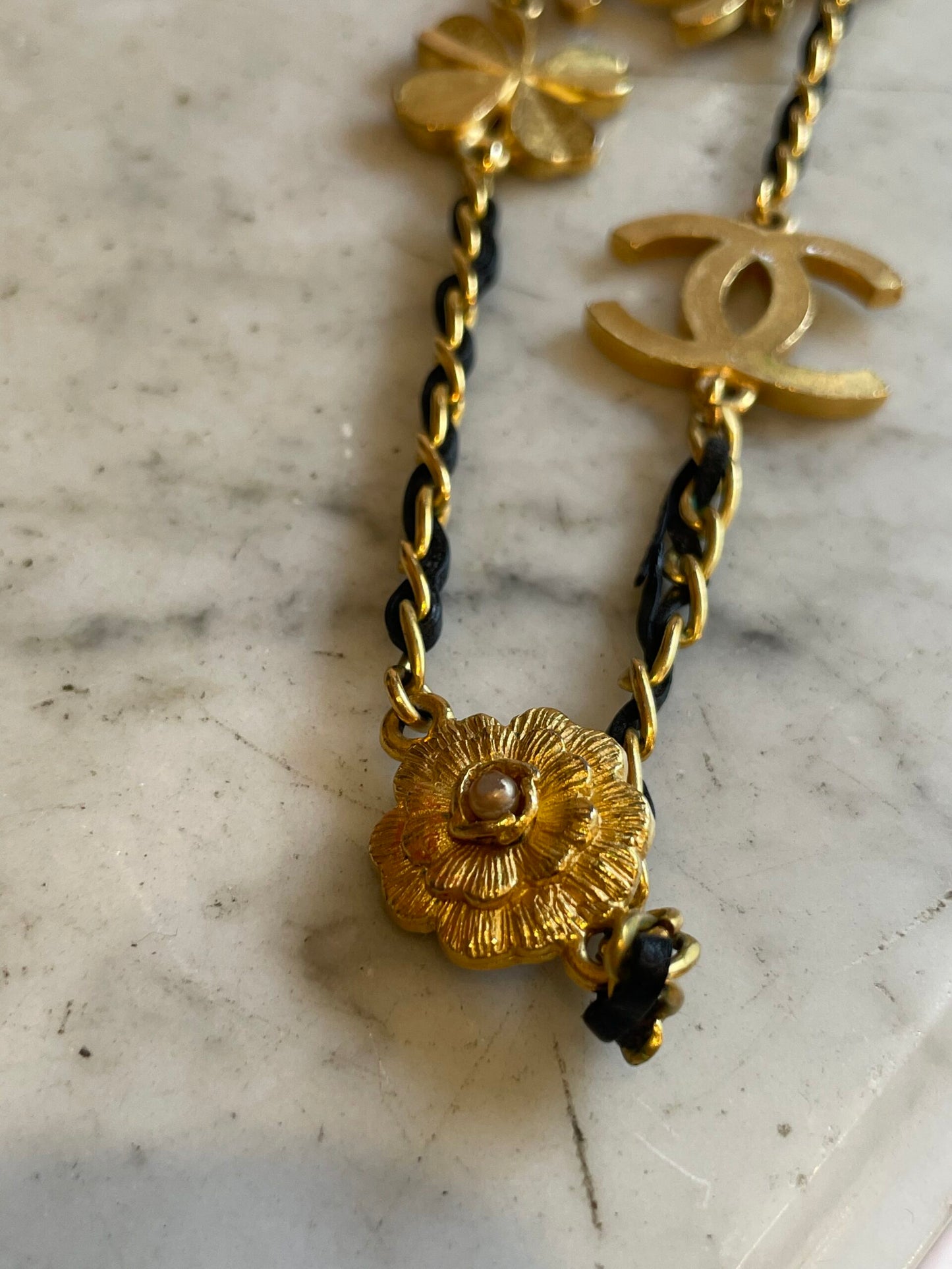 Long necklace with golden chain and leather, signed Chanel 1996