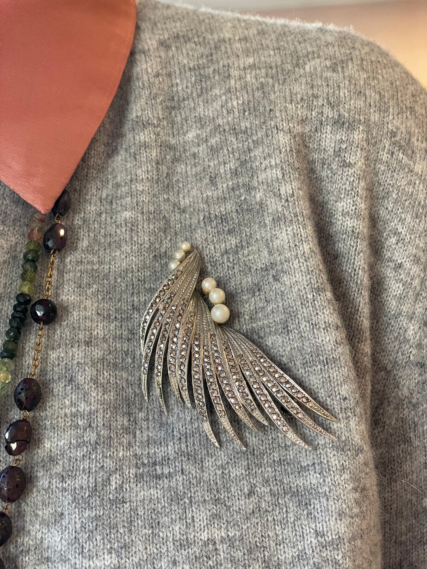 Meravigliosa spilla Piuma in argento, marcassite e perle, anni ‘30/40