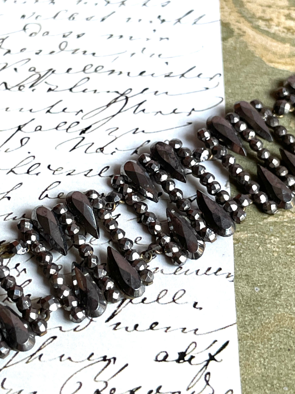 Elegante bracciale in cut steel, prima metà del XIX secolo