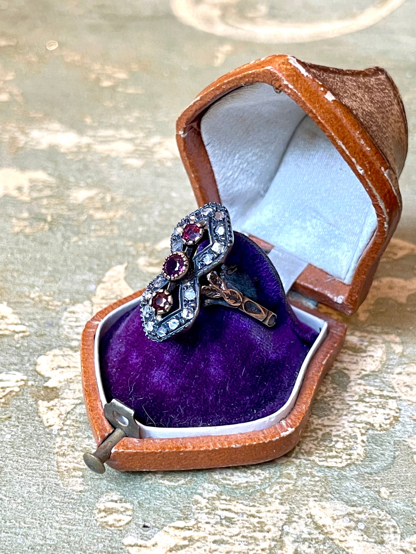 Incantevole anello vittoriano con rosette di diamanti e rubini