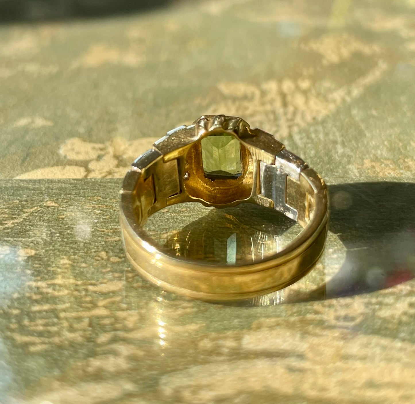 Chain ring with olivine and diamonds