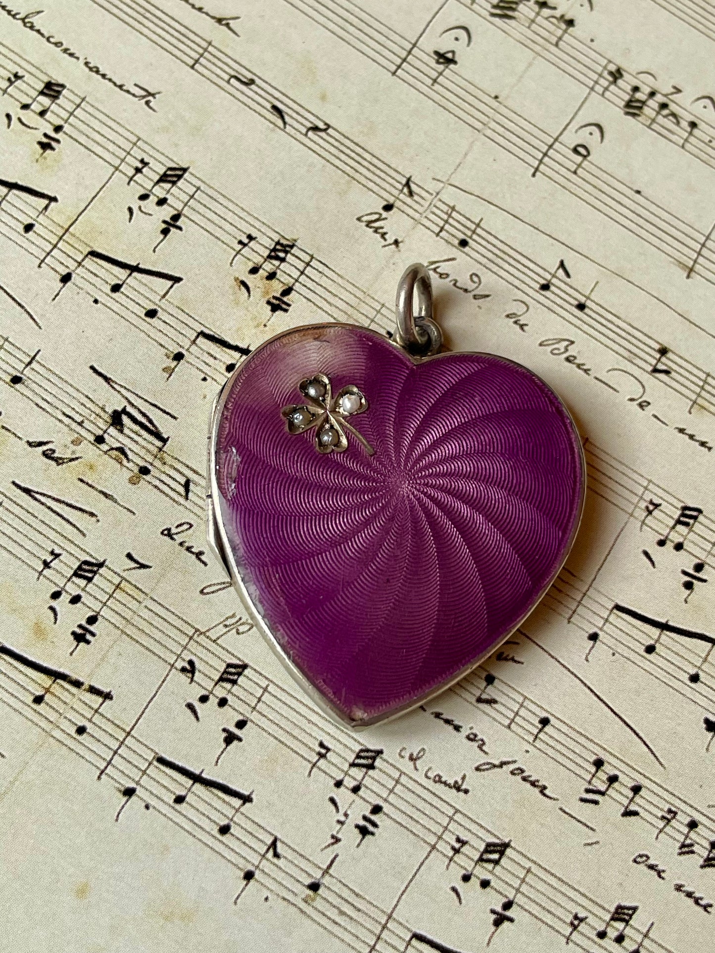 Romantico locket smaltato a forma di cuore, Francia, inizio Novecento