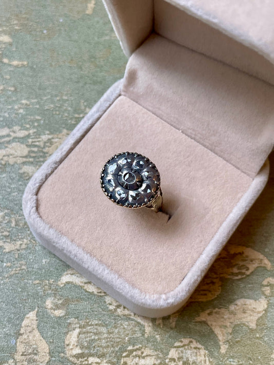 Anello cluster ring in oro giallo, argento e rosette di diamanti, epoca georgiana