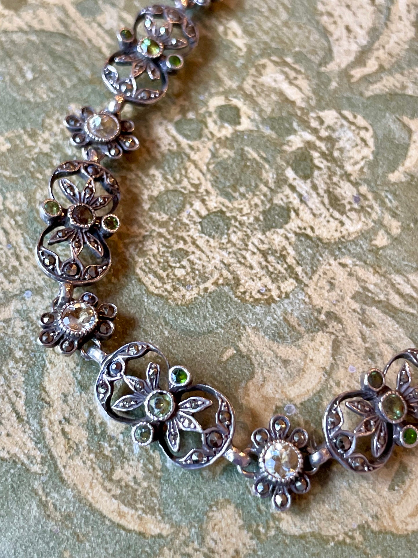Indimenticabile collana girocollo in argento, marcassite e cristalli, anni ‘50