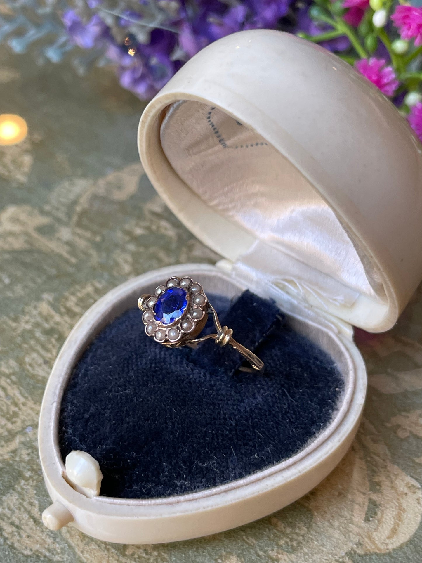 Anello cluster ring con zaffiro naturale e perle, epoca vittoriana