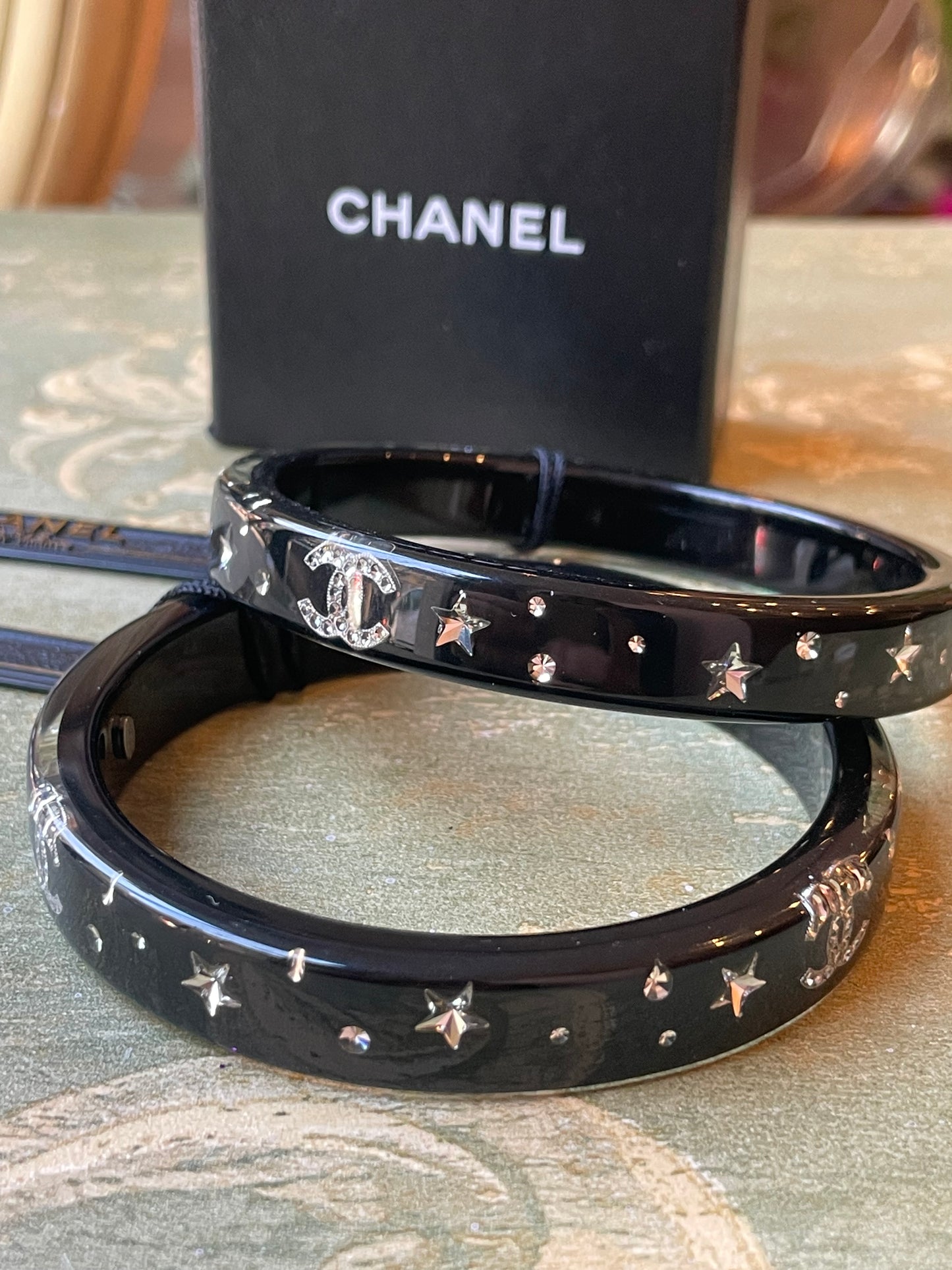 Coppia di manchettes in resina e cristalli, Chanel