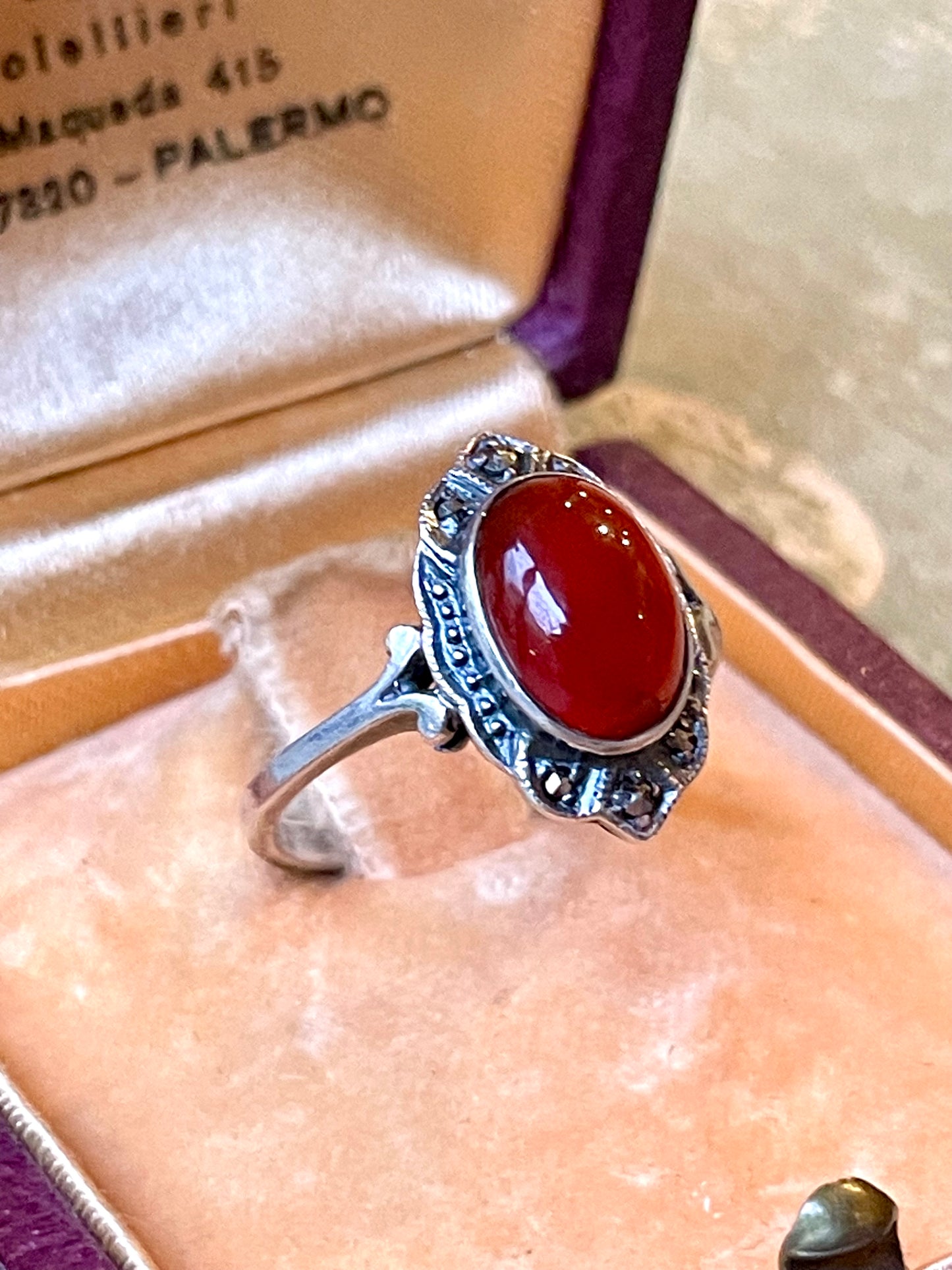 Anello con corniola cabochon, Art Deco