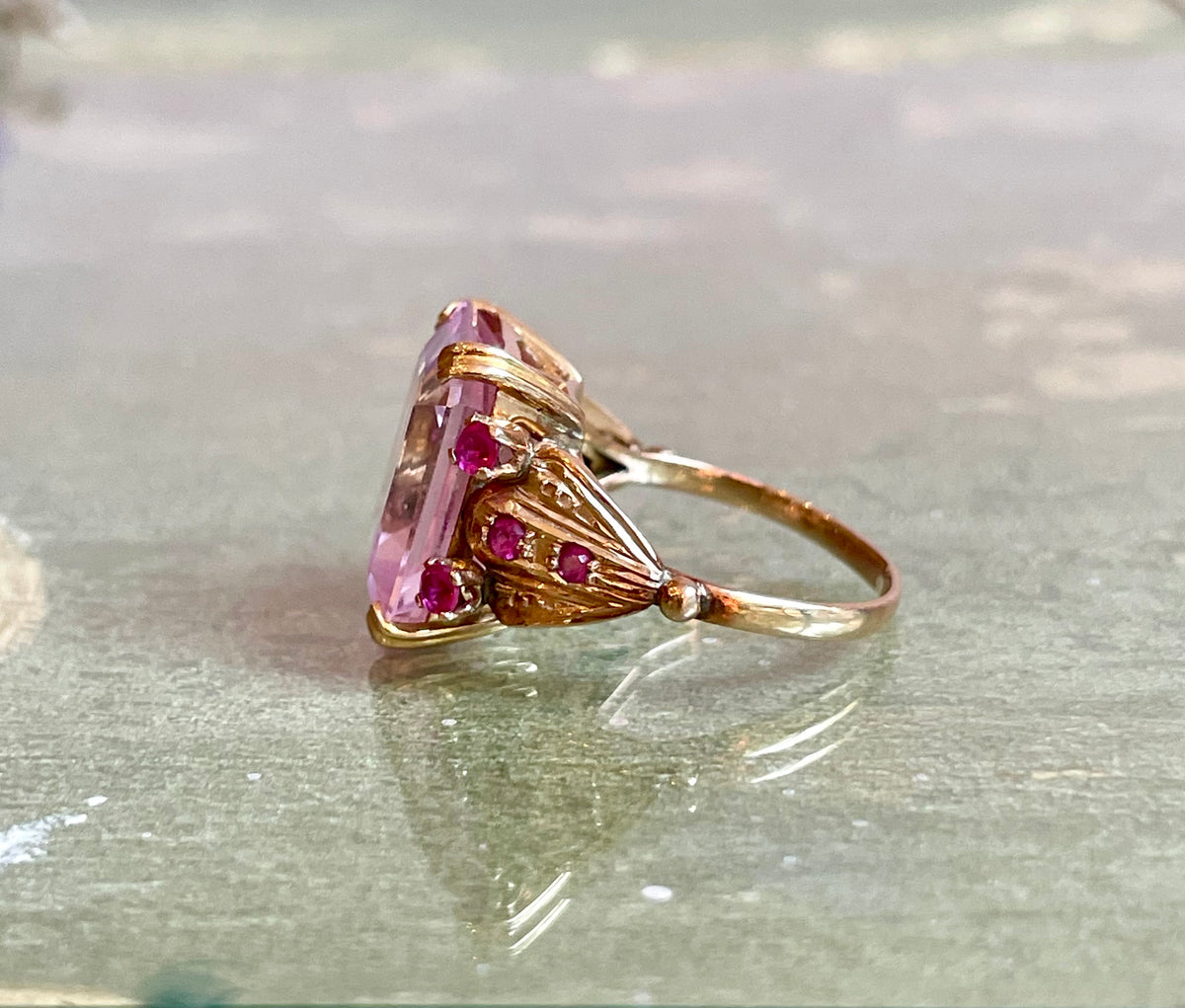 Incantevole cocktail ring in oro rosa con rosa di Francia e rubini, anni ‘40/50