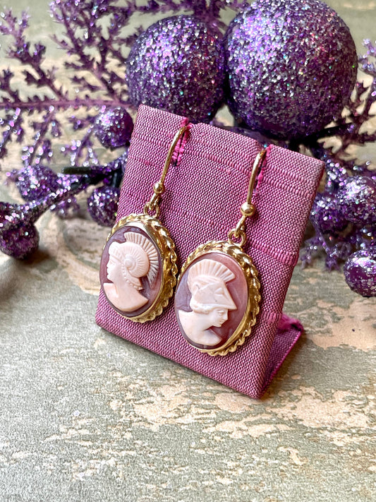 Eleganti orecchini in cammeo e argento dorato, anni ‘40/50