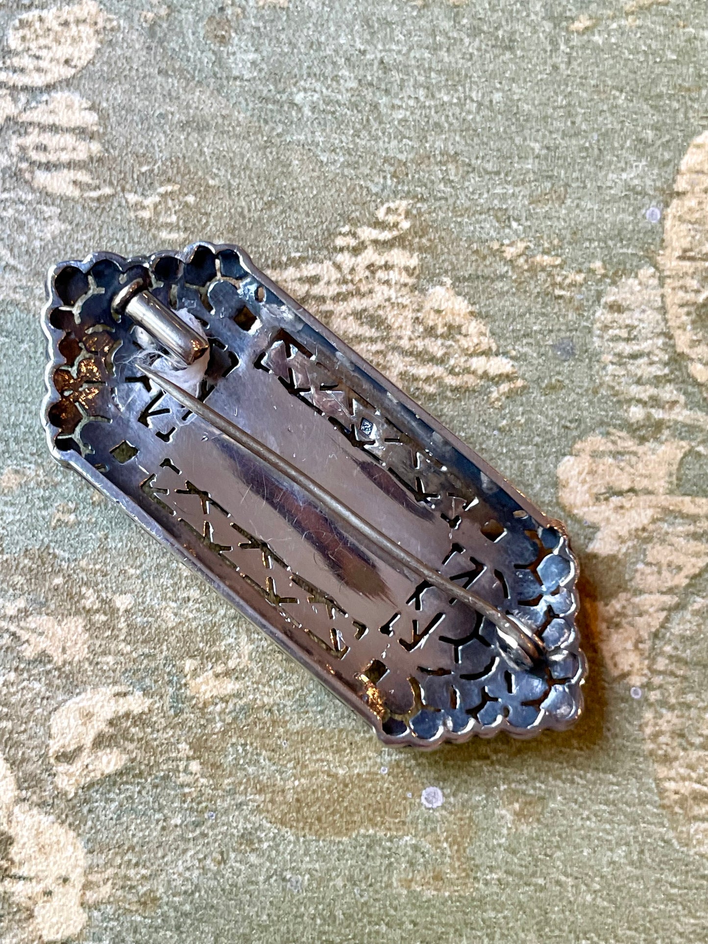 Raffinata spilla Art Deco in argento, marcassite e corniola