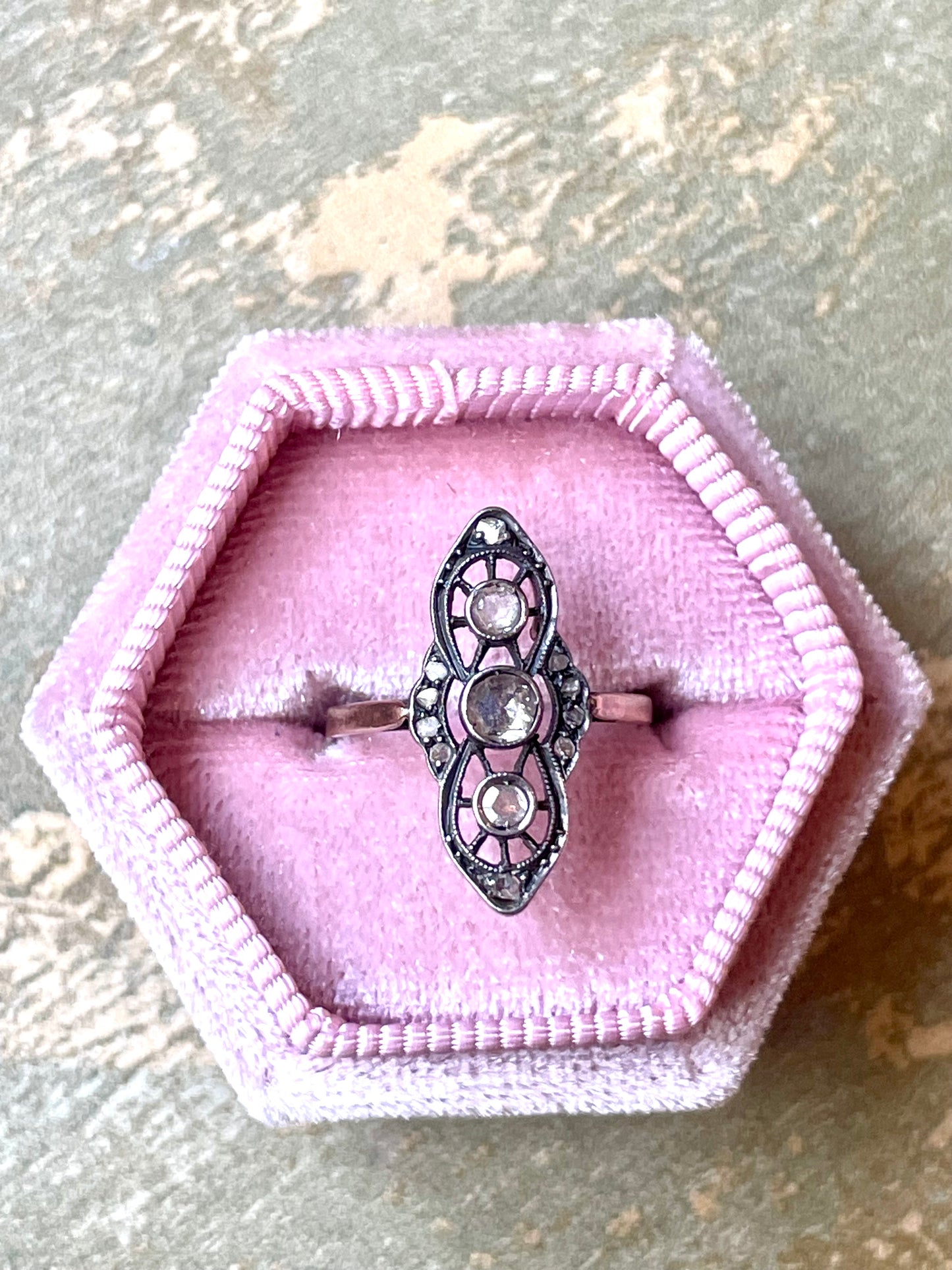 Indimenticabile anello Art Nouveau con diamanti