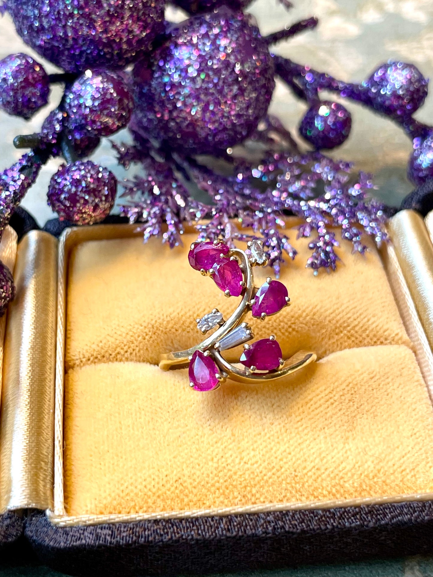 Radioso anello con ramo di fiori con rubini e diamanti, anni ‘50