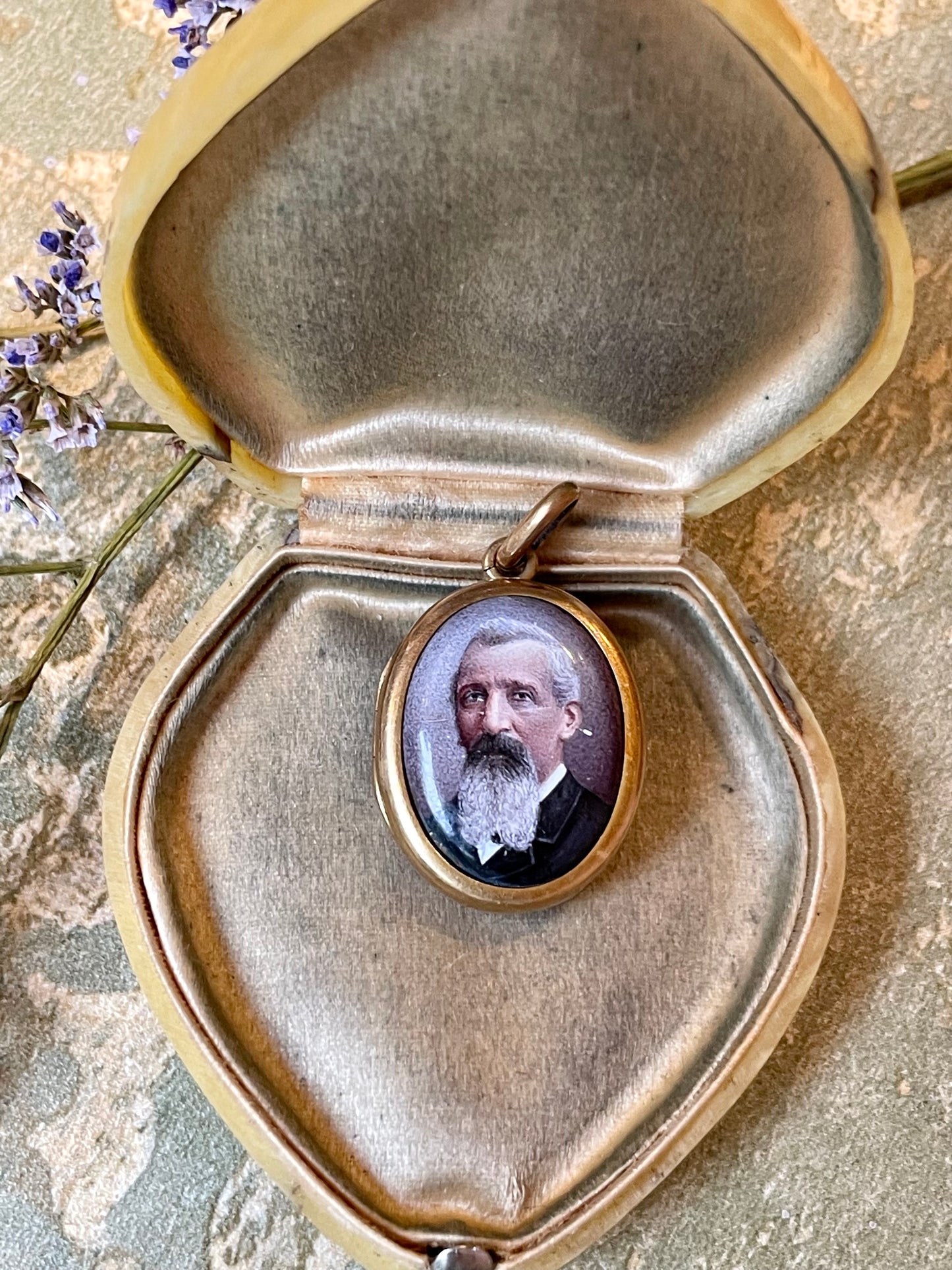 Pendente locket con miniatura dipinta, epoca vittoriana