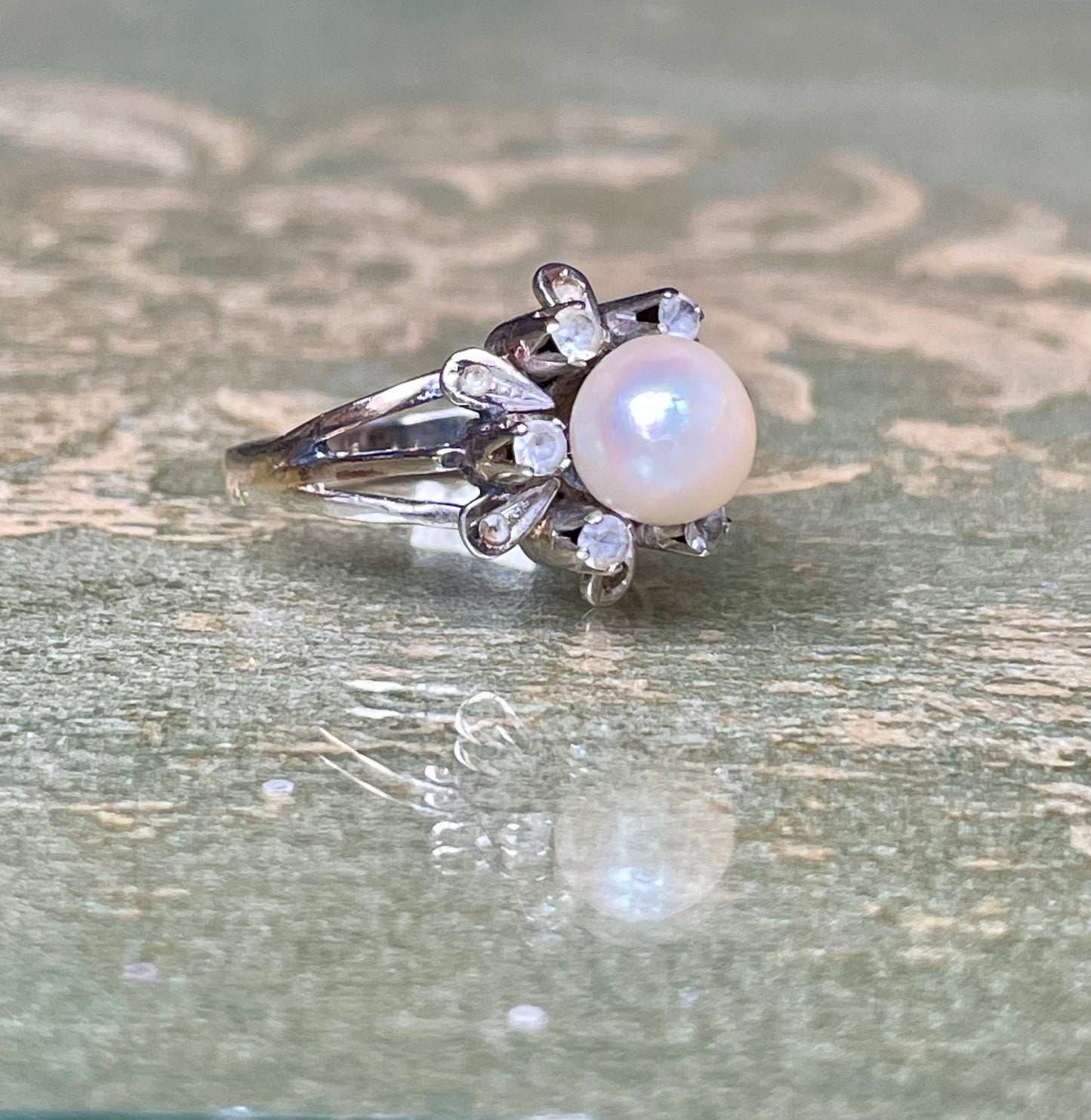 Incantevole anello Aureola in oro bianco e perla, anni ‘50