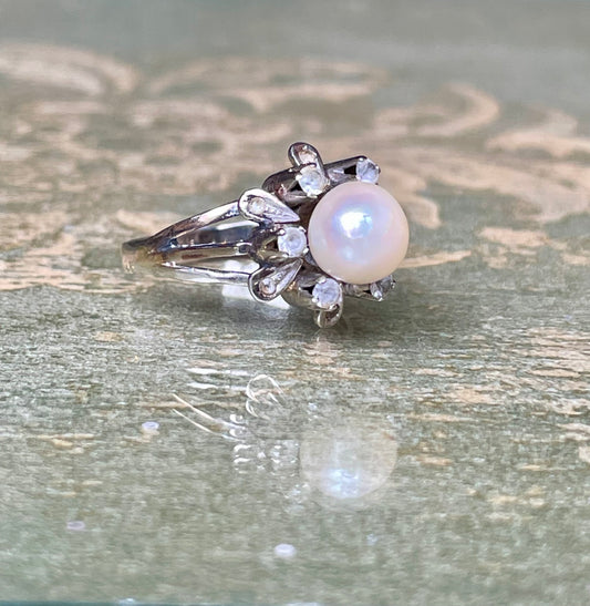 Incantevole anello Aureola in oro bianco e perla, anni ‘50