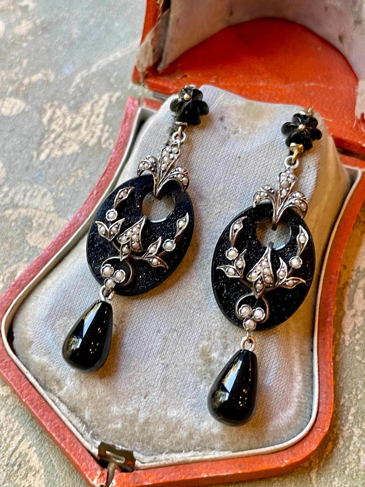 Romantici orecchini vittoriani in onice