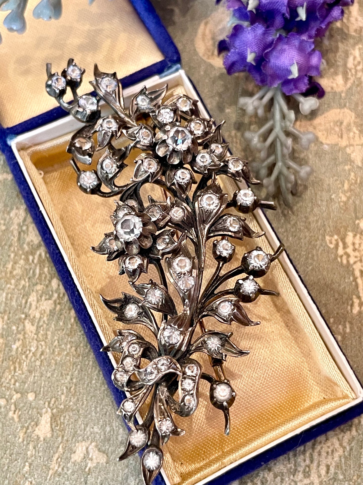 Spilla dolce romanticismo con bouquet di fiori, 1900/1910