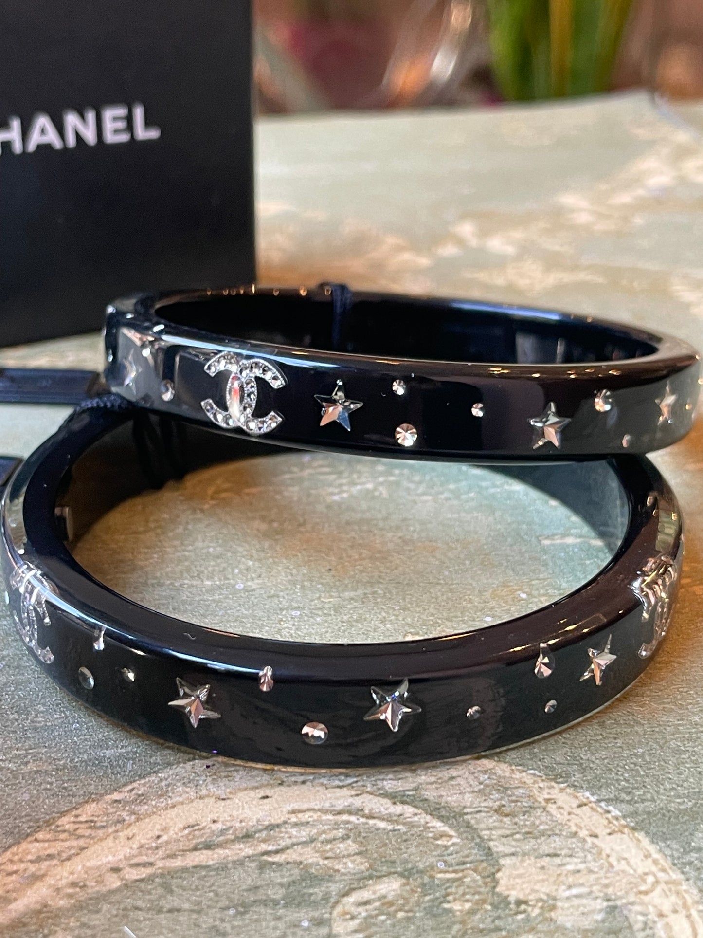 Coppia di manchettes in resina e cristalli, Chanel