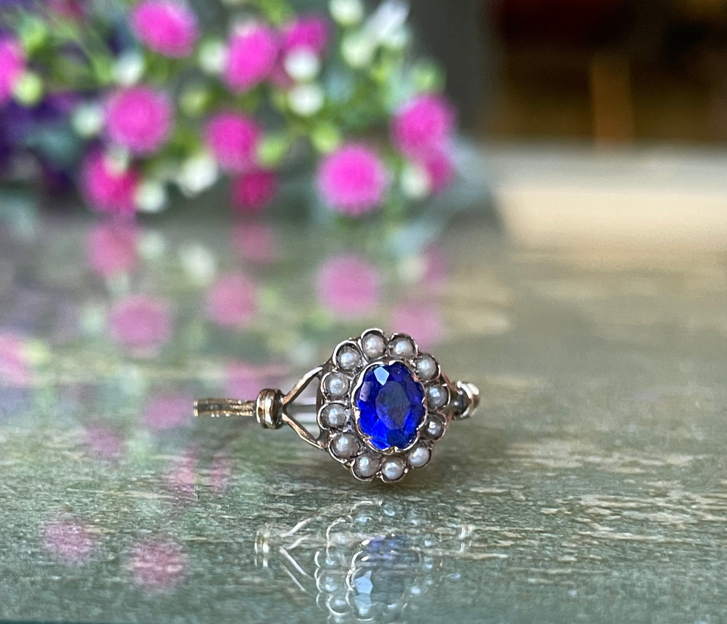 Anello cluster ring con zaffiro naturale e perle, epoca vittoriana