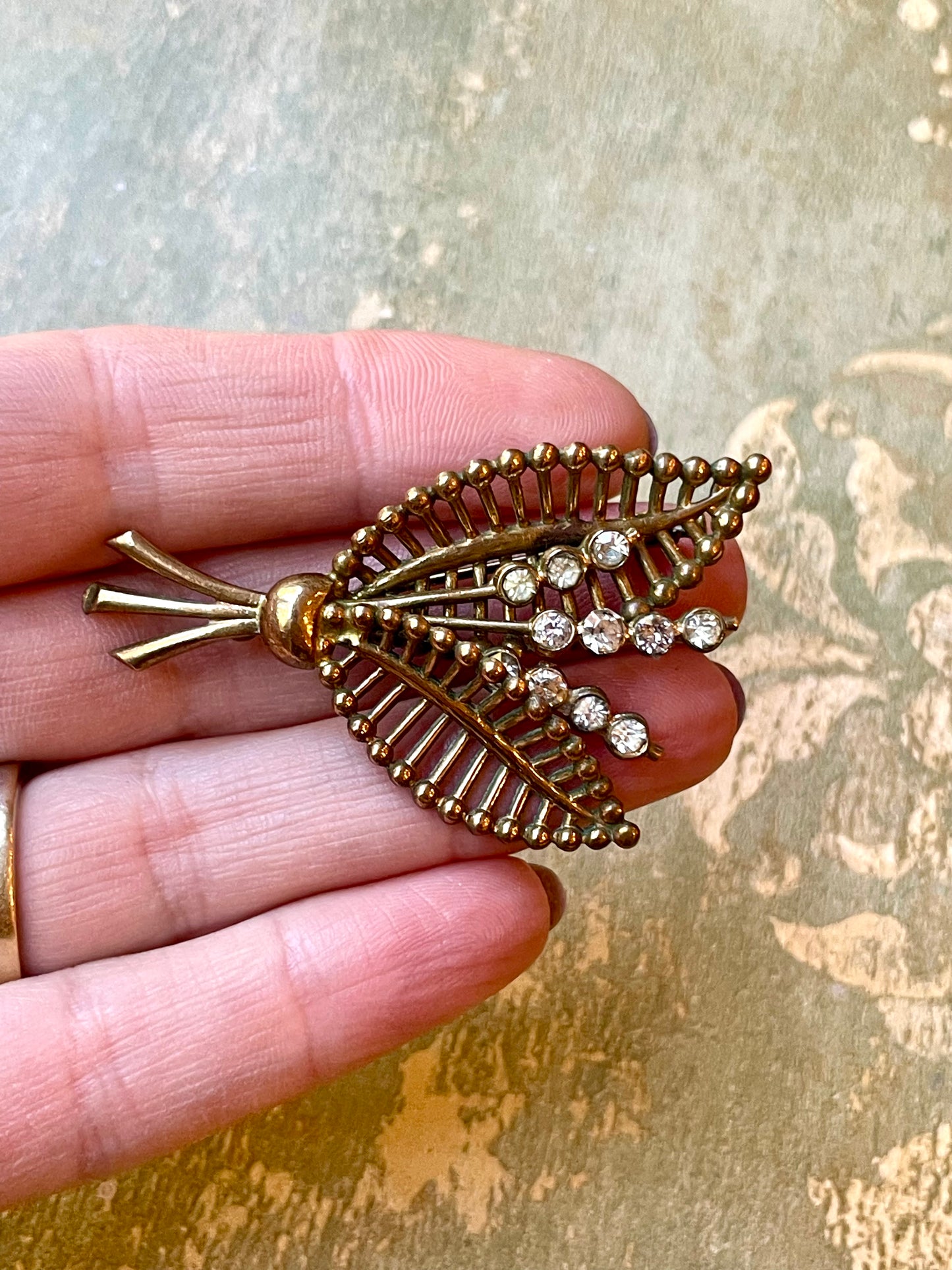 Spilla dorata ramo di fiori con cristalli, anni ‘50