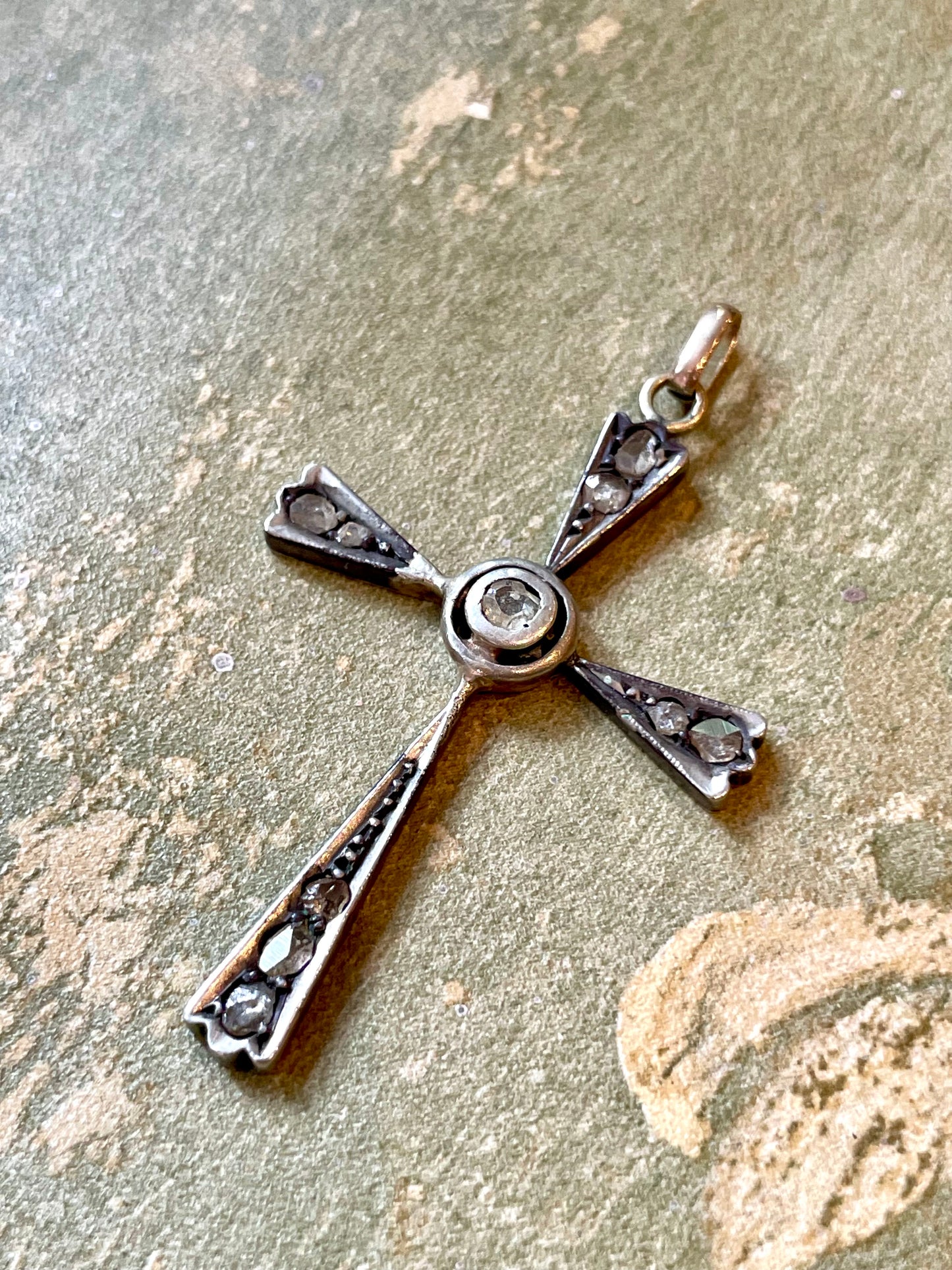 Croce  pendente in argento, oro giallo e rosette di diamanti, fine XIX secolo