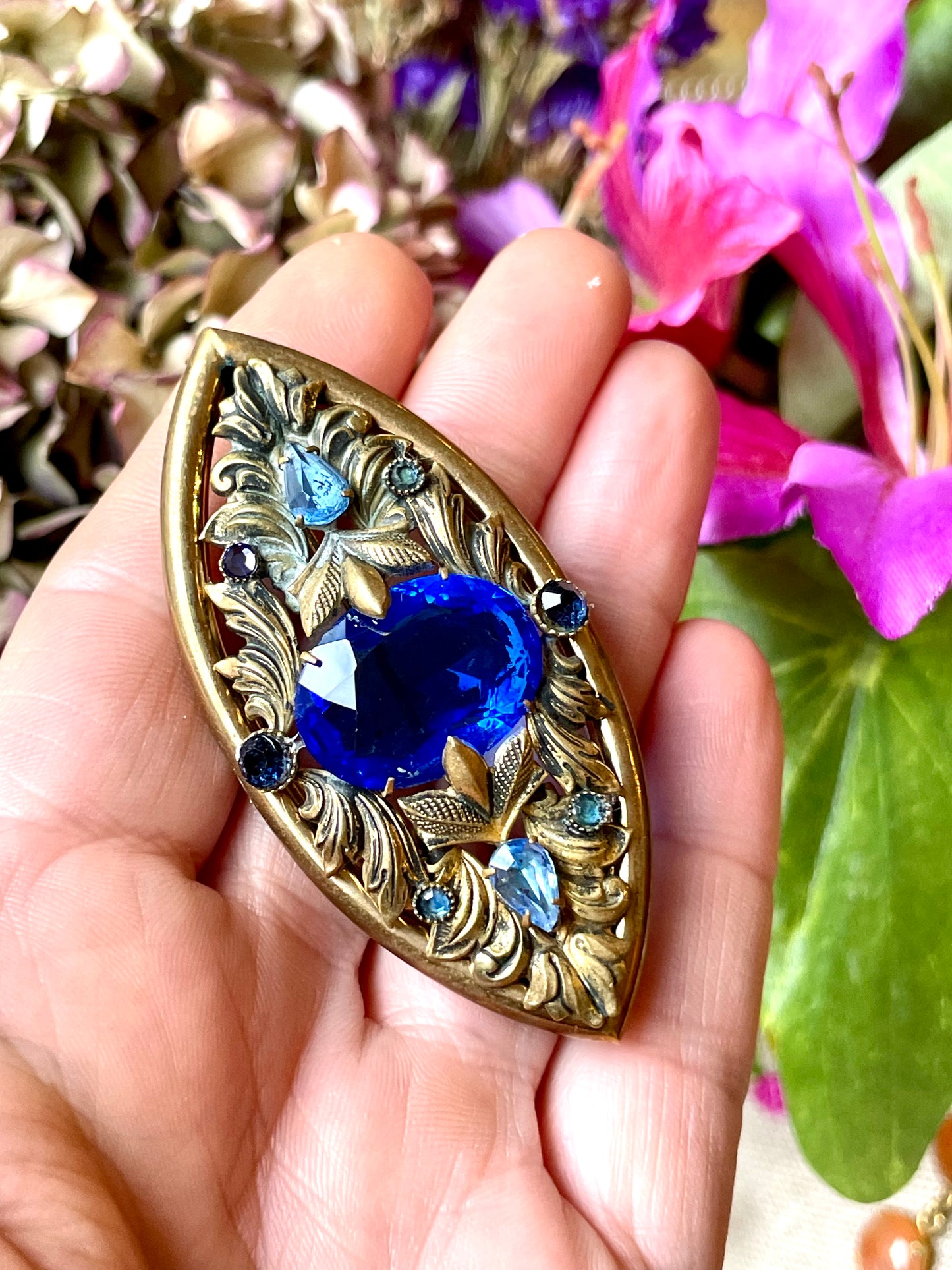 Incantevole spilla cesellata con cristalli blu cobalto, anni ‘50