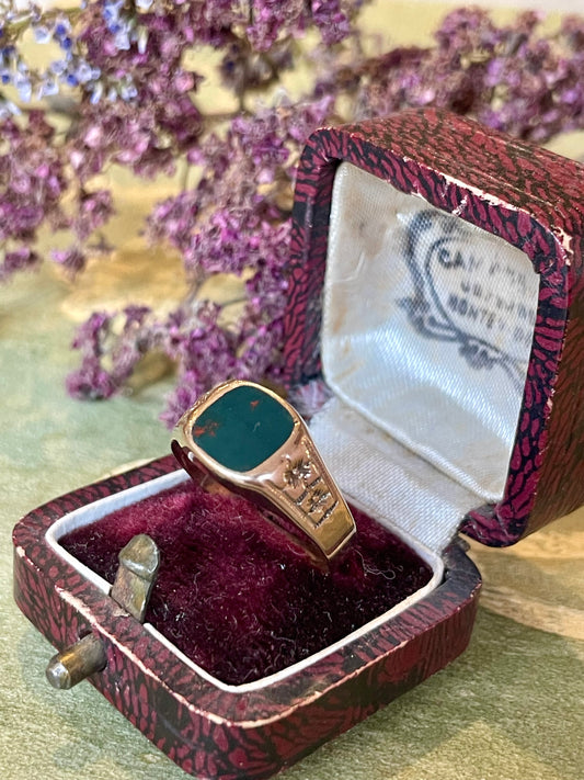 Anello chevalier con diaspro sanguigno, epoca vittoriana