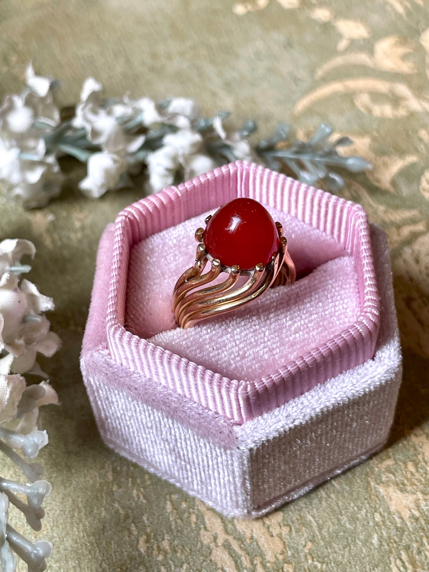Intramontabile anello con corniola cabochon, anni ‘50