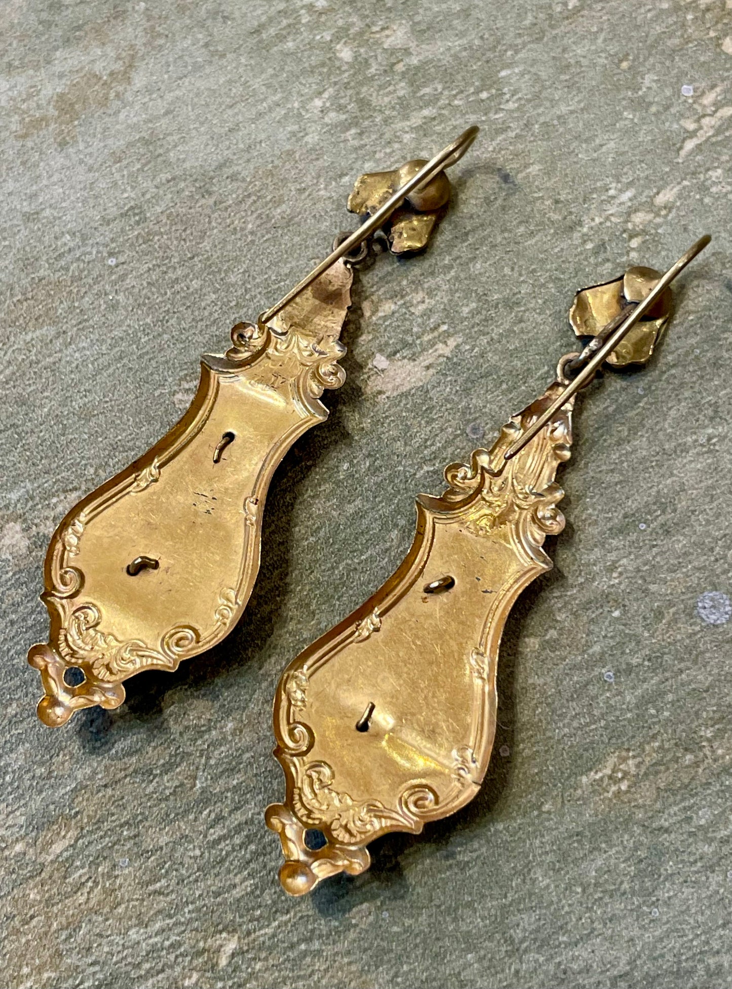 Orecchini in lamina d’oro con scena galante, epoca vittoriana