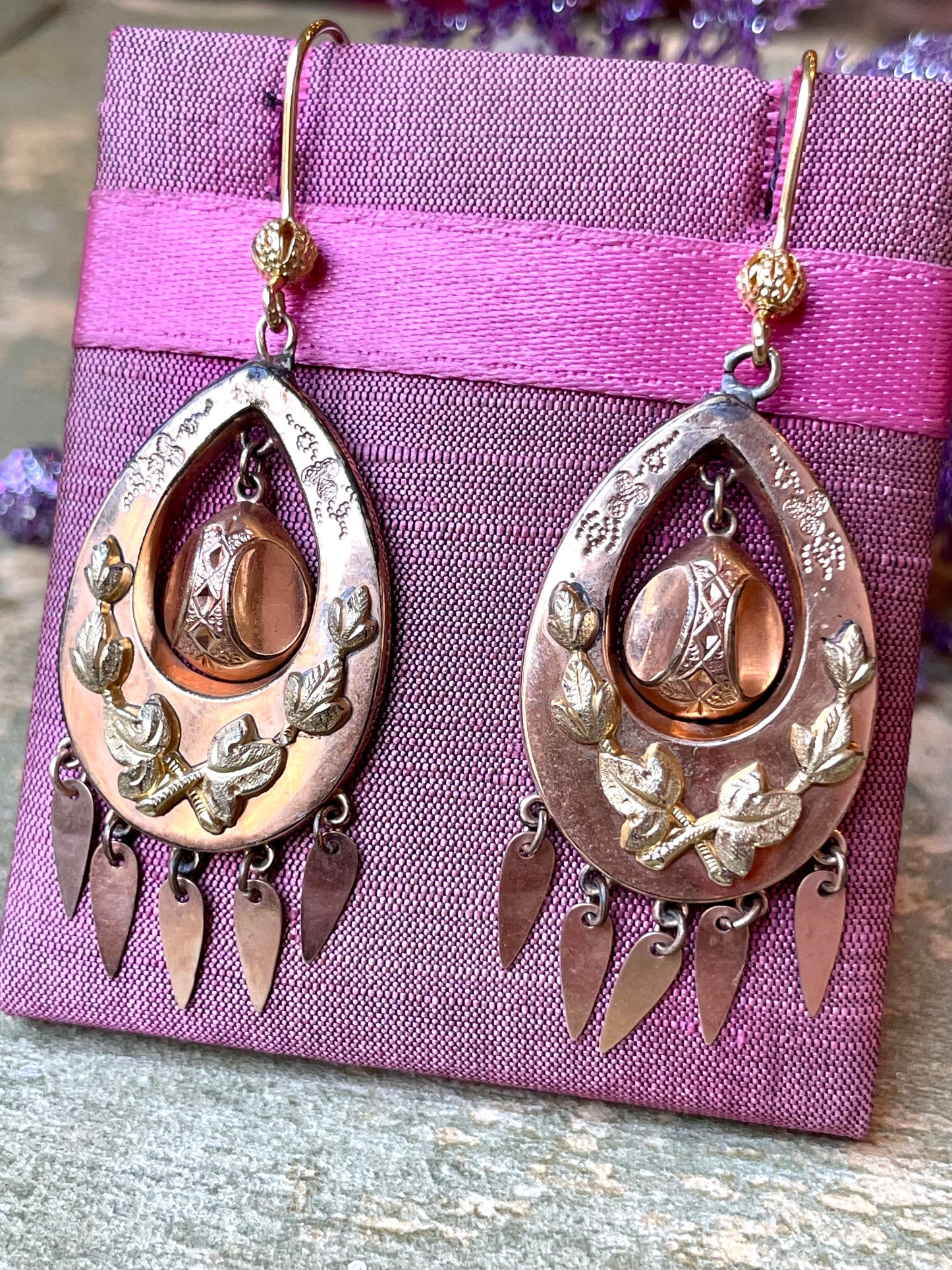 Raffinati orecchini borbonici in due colori d’oro, Italia , 1860/70