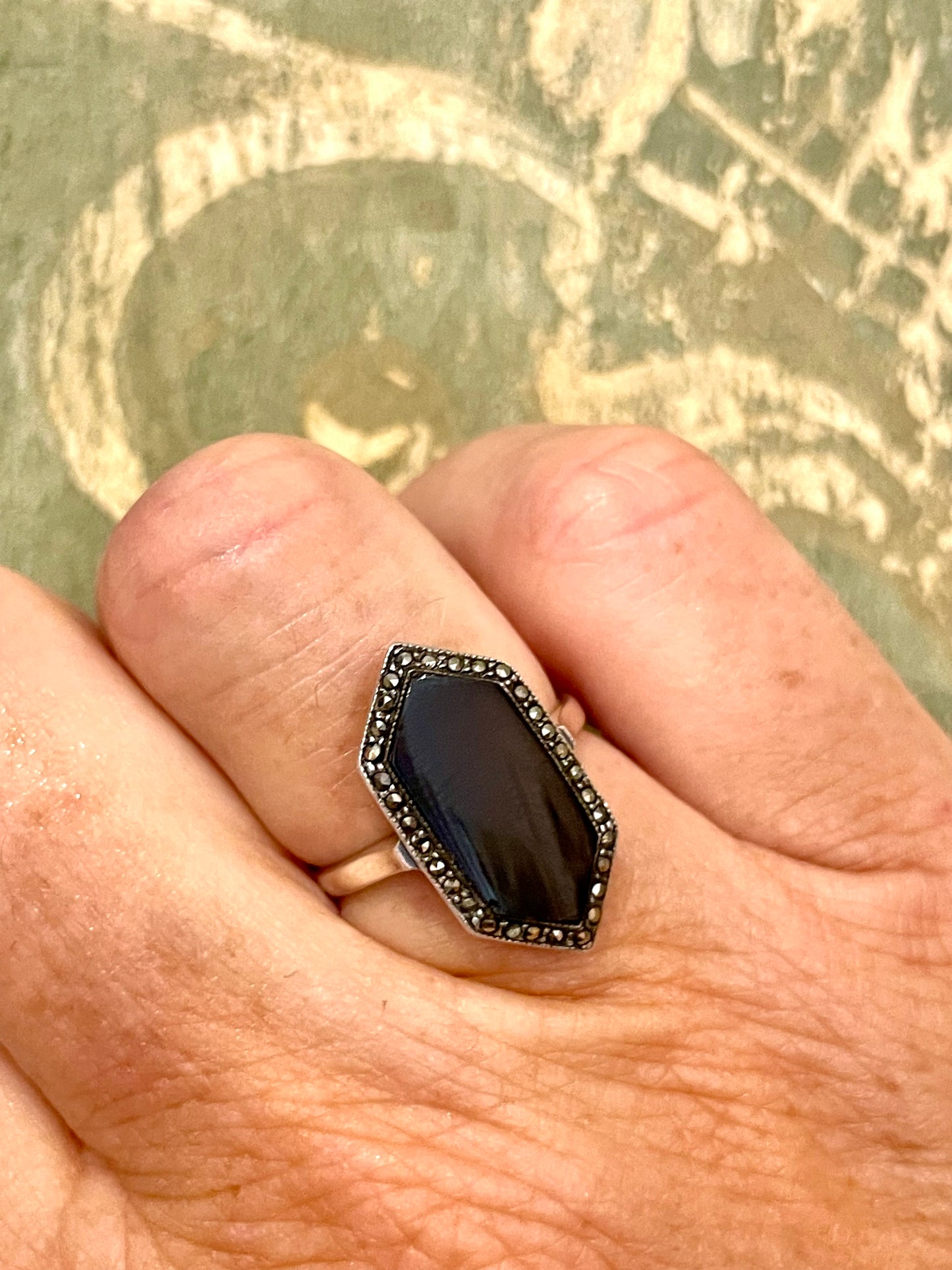 Elegante anello in argento, onice e marcassite, 1930/40