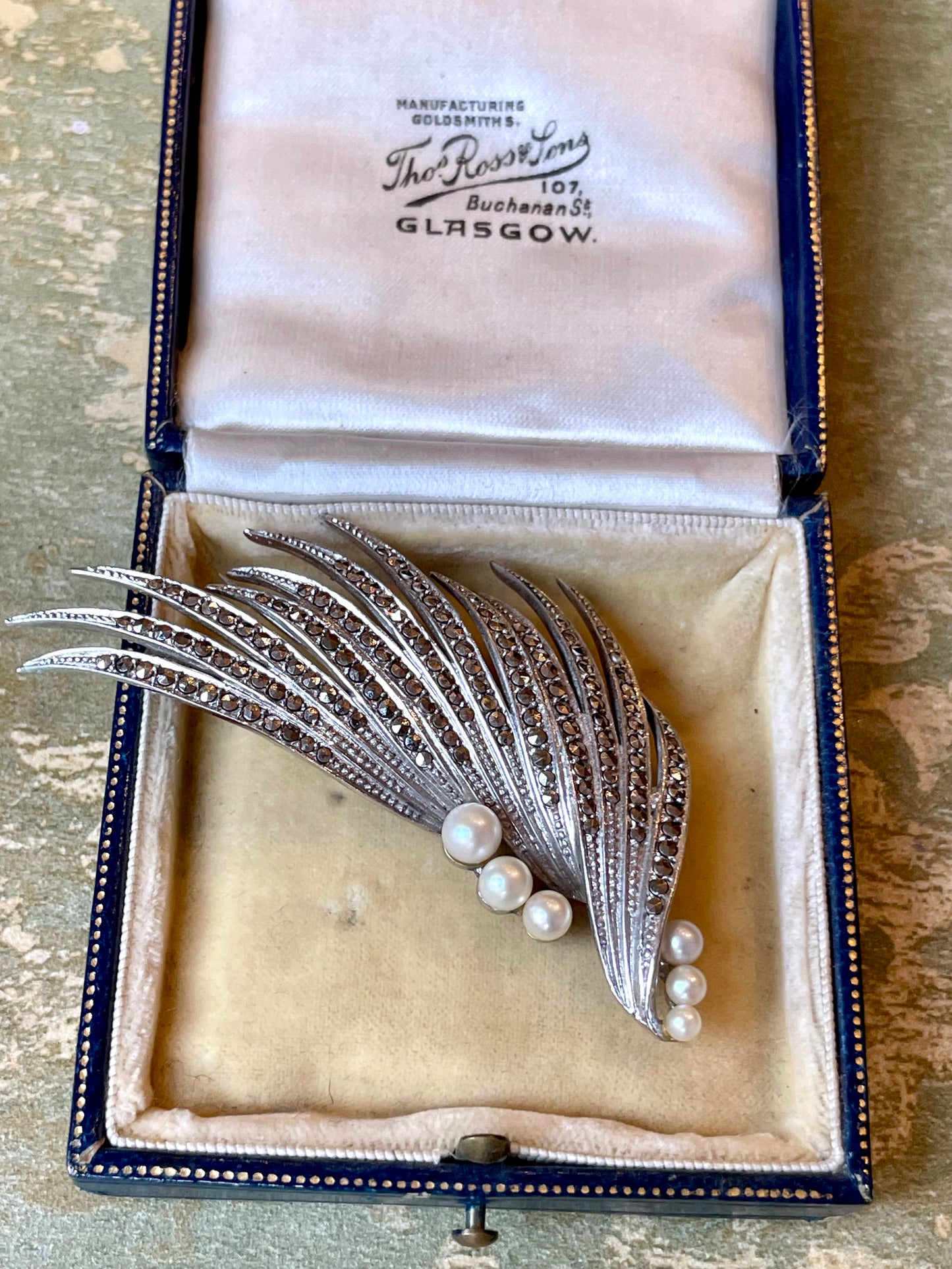 Meravigliosa spilla Piuma in argento, marcassite e perle, anni ‘30/40