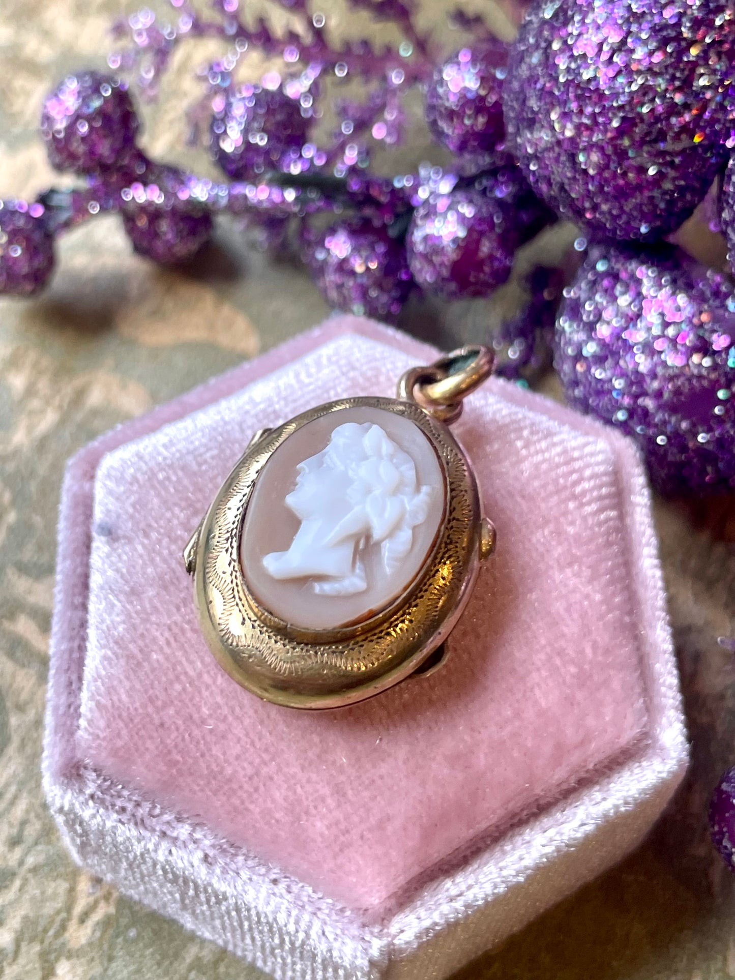 Stupendo locket con cammeo conchiglia, epoca vittoriana