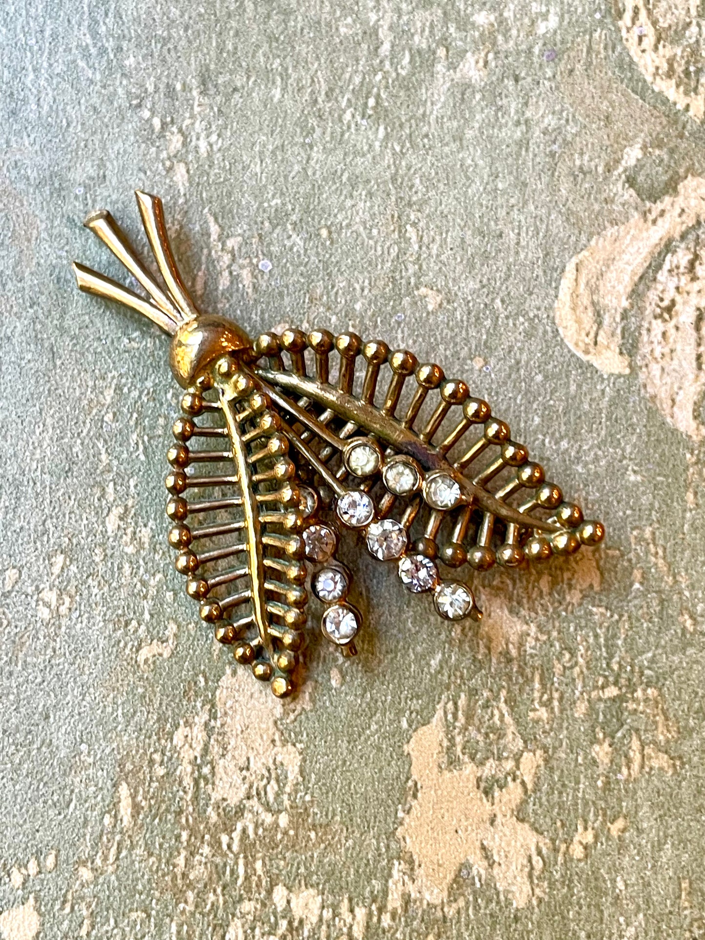 Spilla dorata ramo di fiori con cristalli, anni ‘50