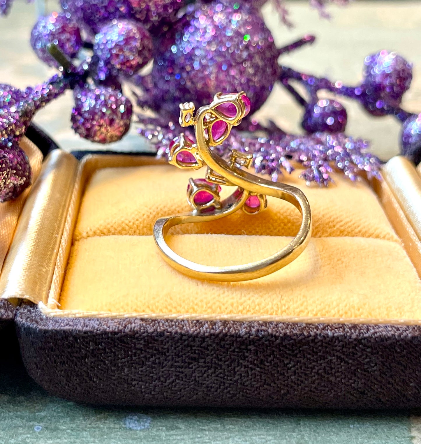 Radioso anello con ramo di fiori con rubini e diamanti, anni ‘50