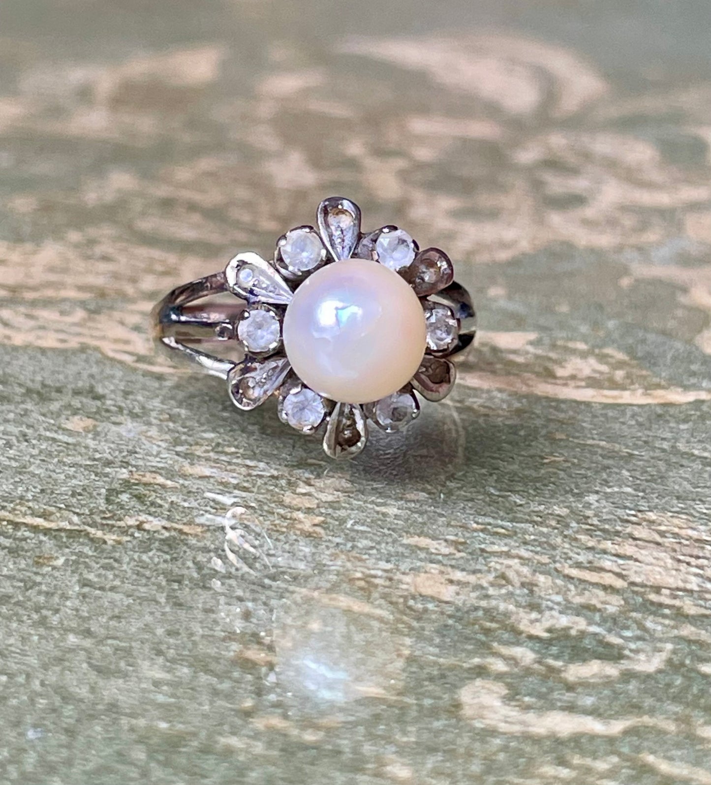 Incantevole anello Aureola in oro bianco e perla, anni ‘50