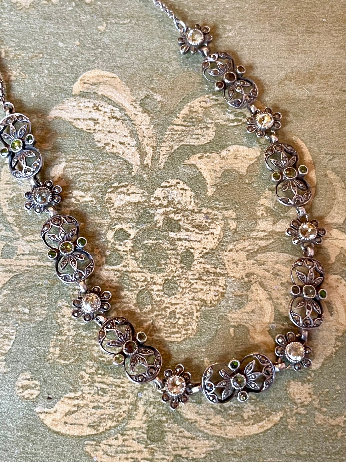 Indimenticabile collana girocollo in argento, marcassite e cristalli, anni ‘50