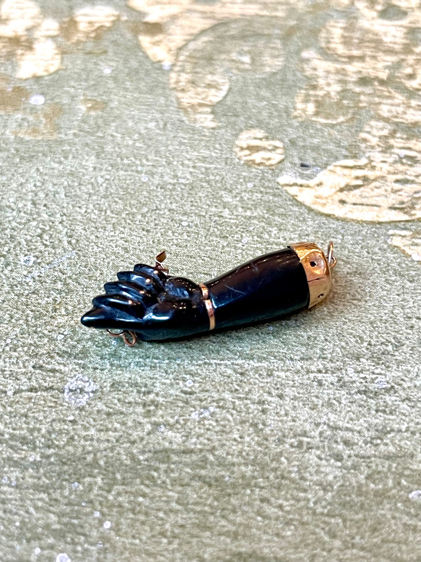 Pendente sentimentale vittoriano con mano portafortuna